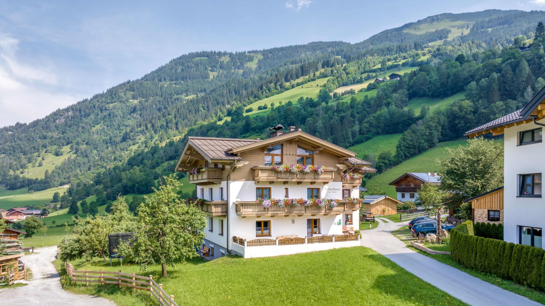 Bio-Bauernhof Tobhartbauer vor grüner Berglandschaft in Dorfgastein