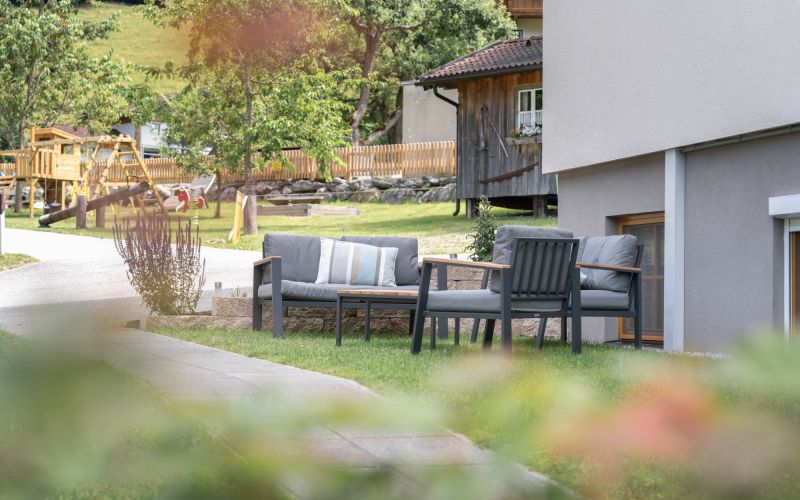Sitzbereich im Garten mit Blick auf den Spielplatz des Tobhartbauers